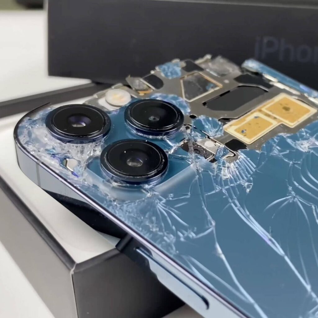 Se a tela do seu Apple iPhone 12 Pro Max está com problemas, nos contate pelo WhatsApp aqui na Celular & Cia. Especialistas em concerto celular Sorocaba com peças de primeira linha. Nossos especialistas estão preparados para restaurar a funcionalidade e a beleza da tela, permitindo que sua experiência digital continue sem problemas. Não deixe que uma tela quebrada seja um empecilho; escolha o reparo com qualidade e confiança e veja como seu Apple iPhone 12 Pro Max pode continuar sendo crucial na sua vida.